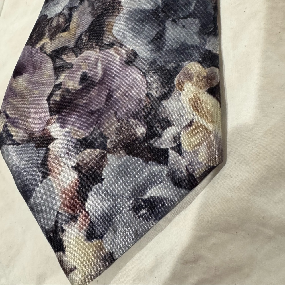 Beautiful Floral Pattern Tie